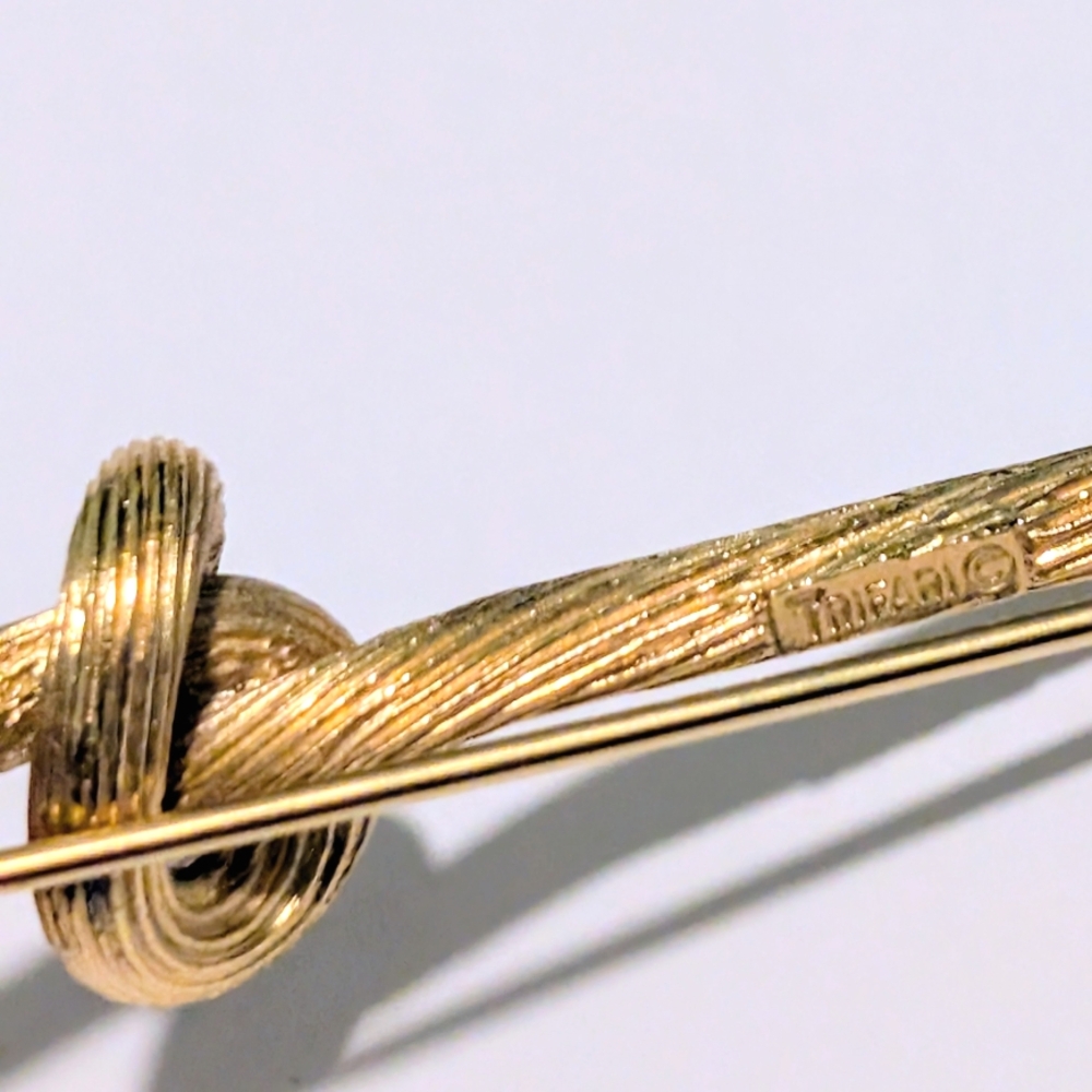 Vintage Crown Trifari Signed Gold Tone Center Knot Brooch Pin